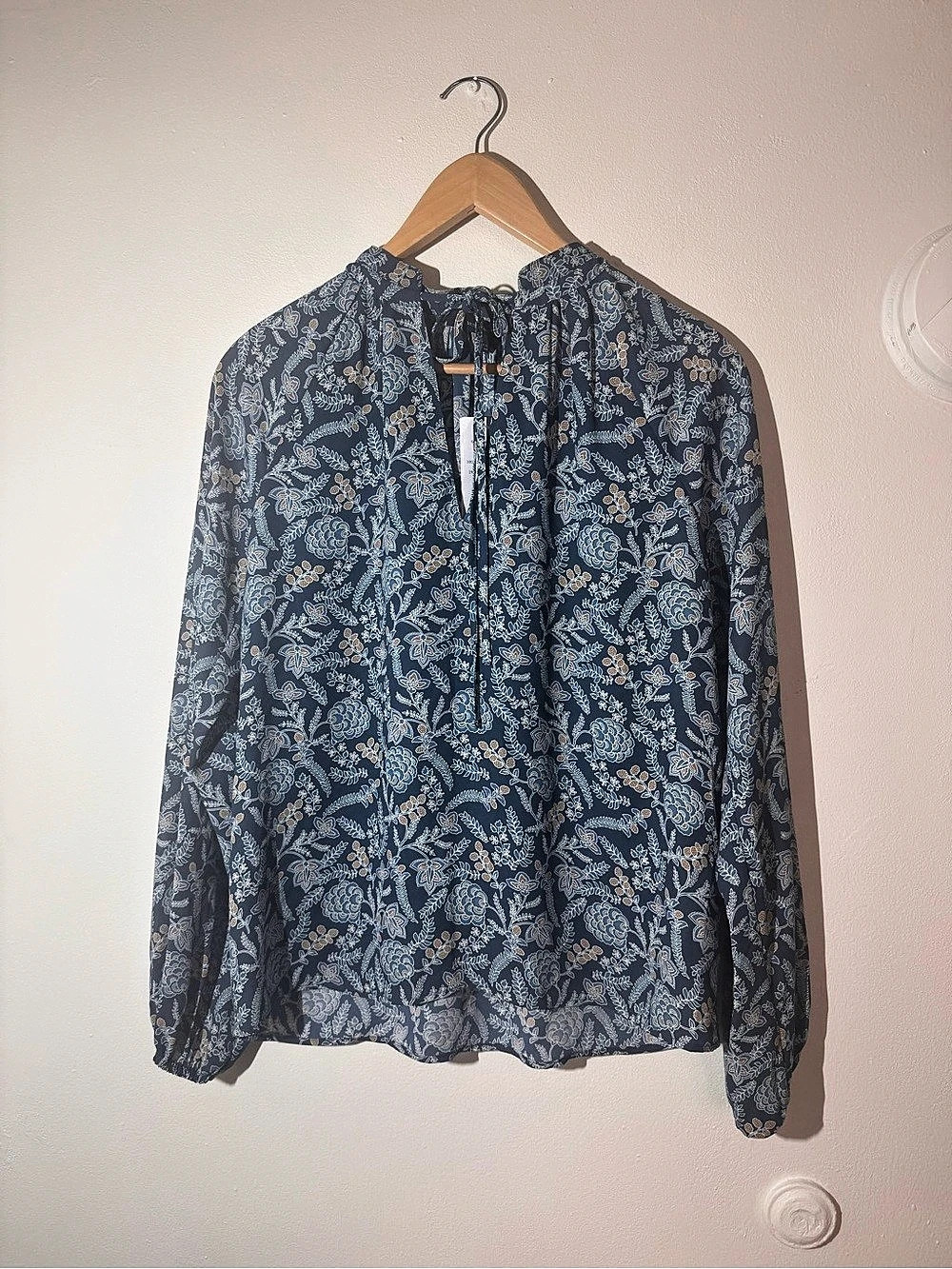 RP $158. Brooks Brothers BLS STF FLRL Floral Blouse in Blue Size Small NWT